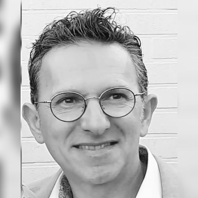 Zwart-witportret van Franco, kapper bij Kapsalon Robert