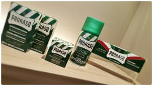 Proraso scheerproducten op de plank in het salon